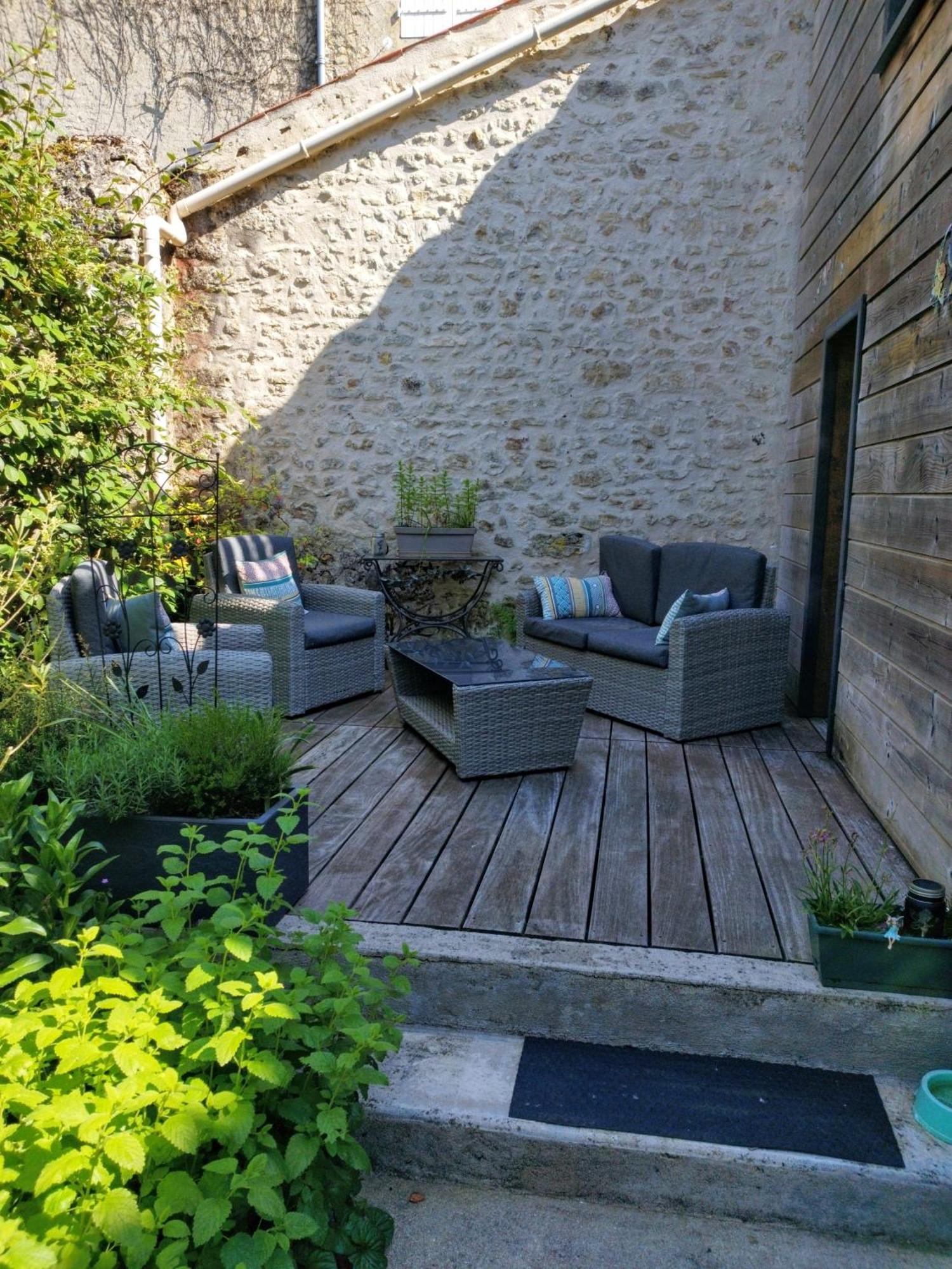 La Loge Des Fees Bed & Breakfast Latille Bagian luar foto