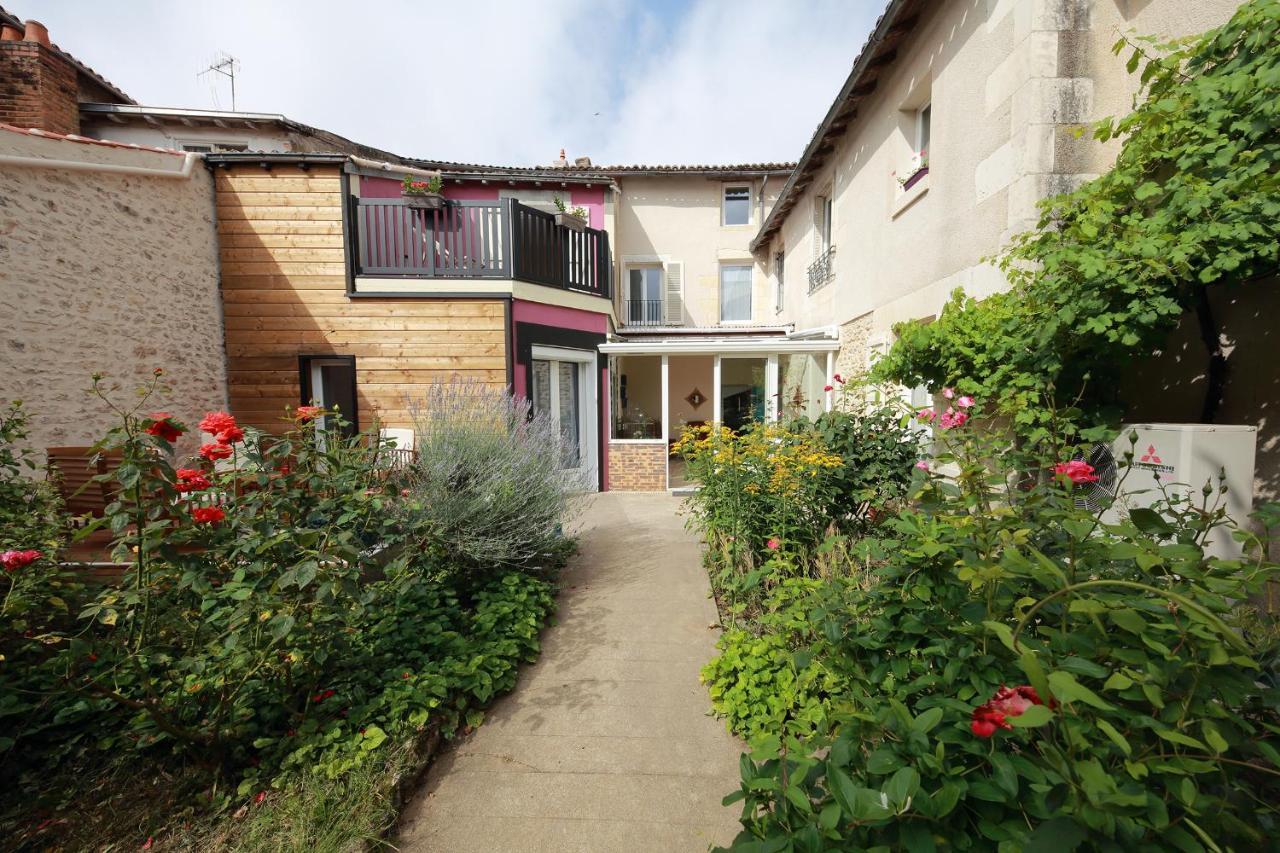 La Loge Des Fees Bed & Breakfast Latille Bagian luar foto