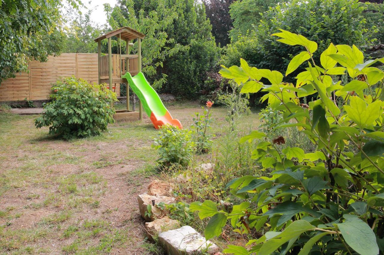 La Loge Des Fees Bed & Breakfast Latille Bagian luar foto