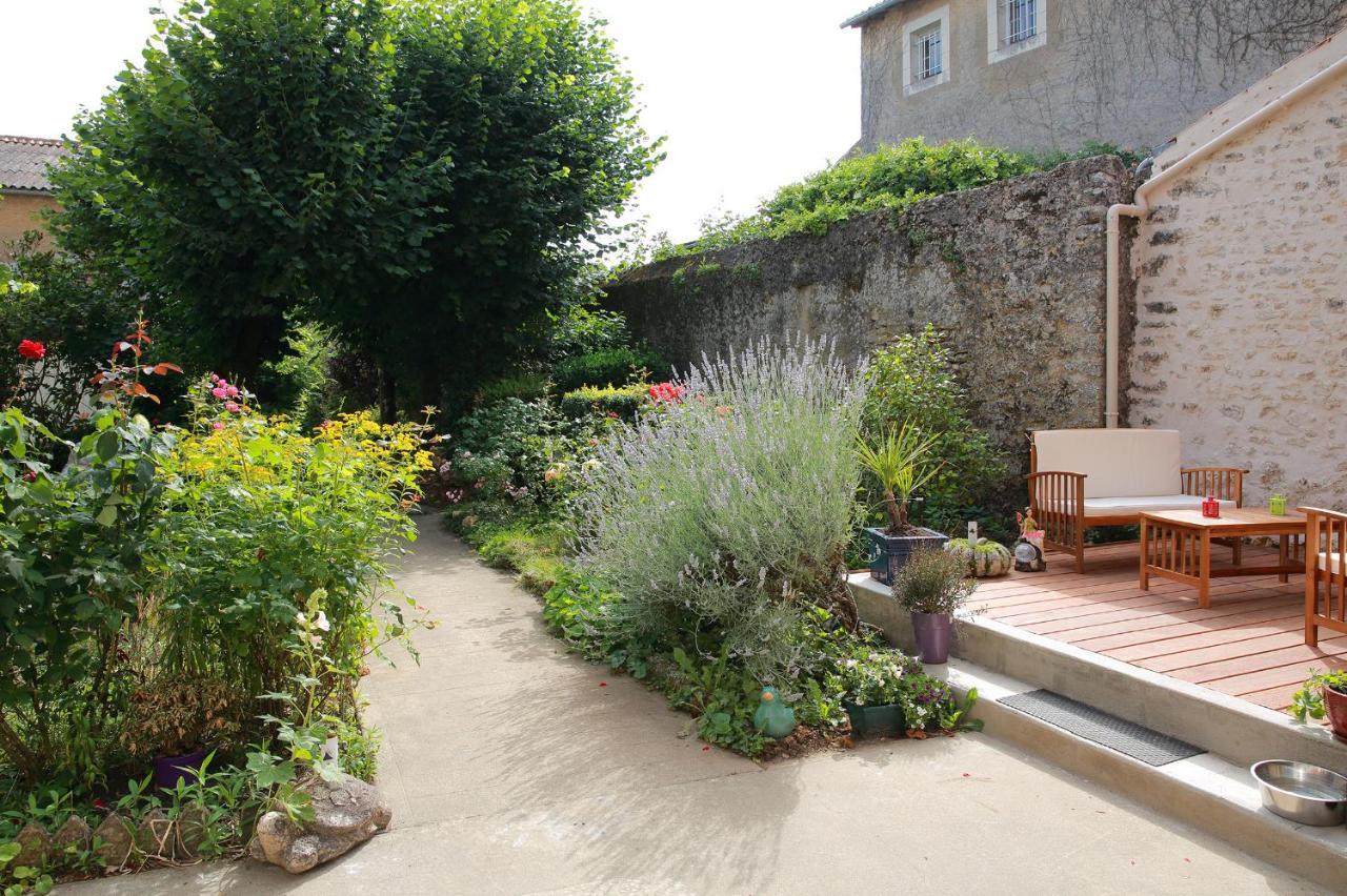 La Loge Des Fees Bed & Breakfast Latille Bagian luar foto