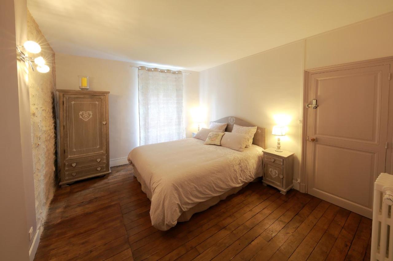 La Loge Des Fees Bed & Breakfast Latille Bagian luar foto