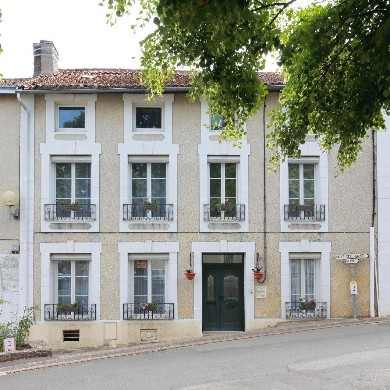 La Loge Des Fees Bed & Breakfast Latille Bagian luar foto