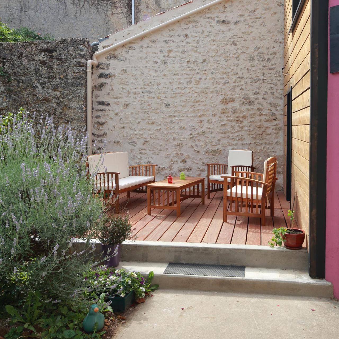La Loge Des Fees Bed & Breakfast Latille Bagian luar foto