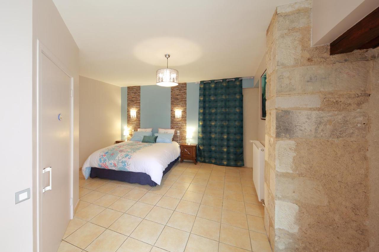 La Loge Des Fees Bed & Breakfast Latille Bagian luar foto