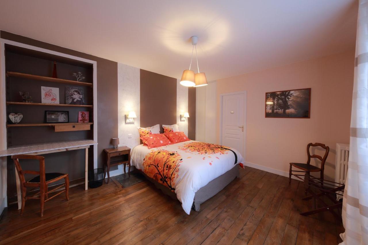 La Loge Des Fees Bed & Breakfast Latille Bagian luar foto
