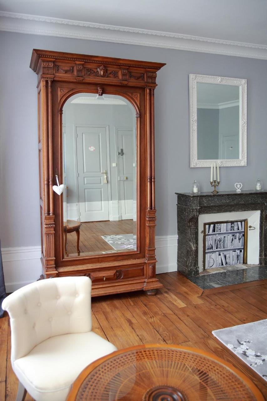 La Loge Des Fees Bed & Breakfast Latille Bagian luar foto